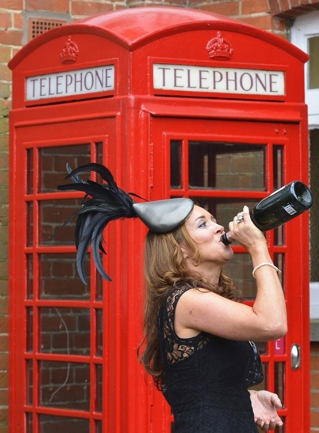 Duchess Drunky de Wheresmywine needs to call a taxi.